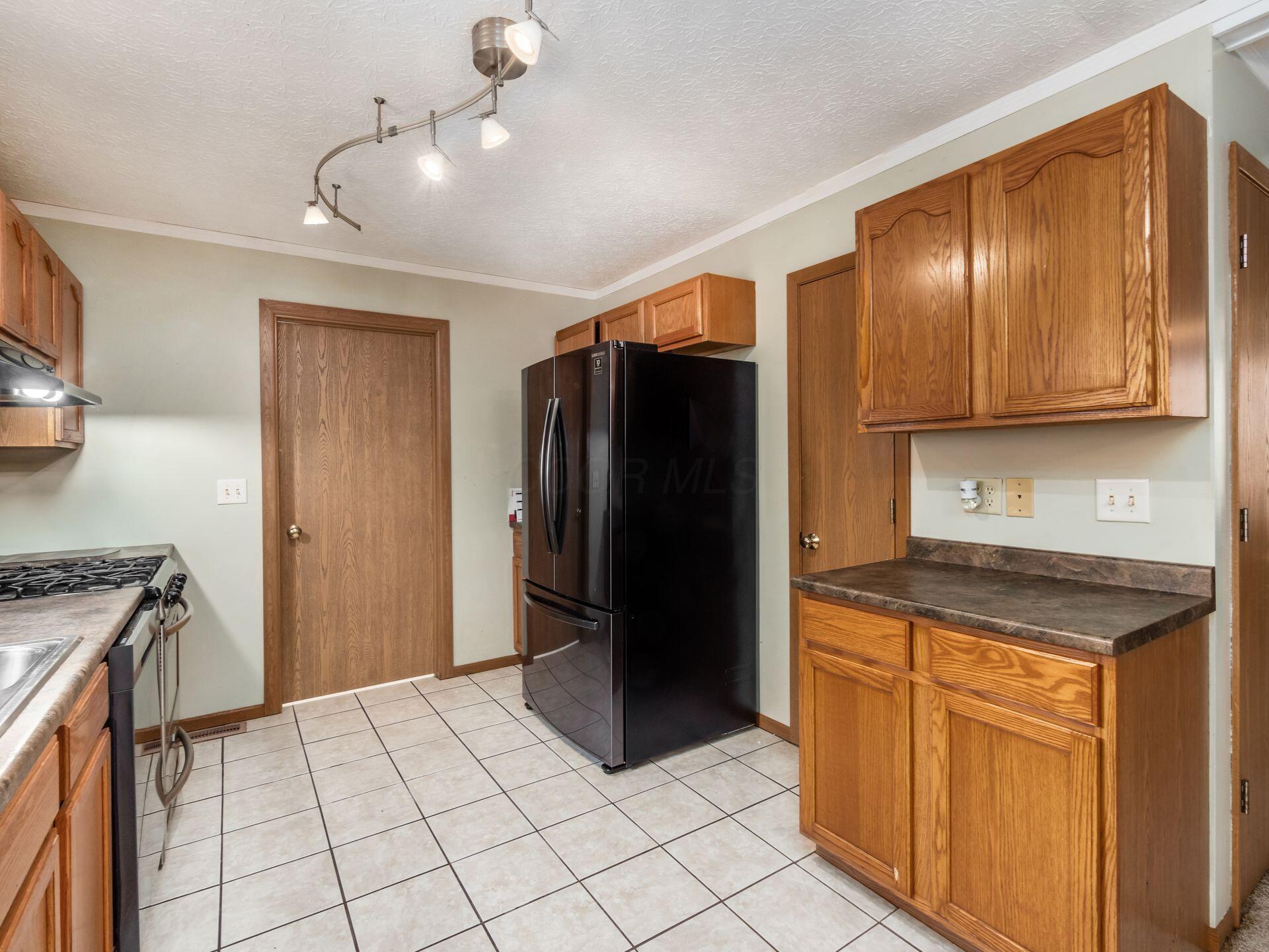 5041 Cook Road Ashville, OH 43103 - Photo 14 of 43 Kitchen