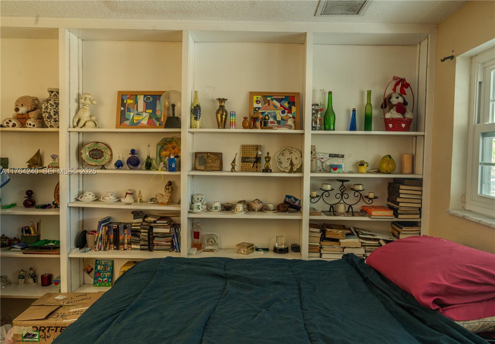 315 Southwest 12th Avenue Boynton Beach, FL 33435 - Photo 17 of 37 a room with a book shelf