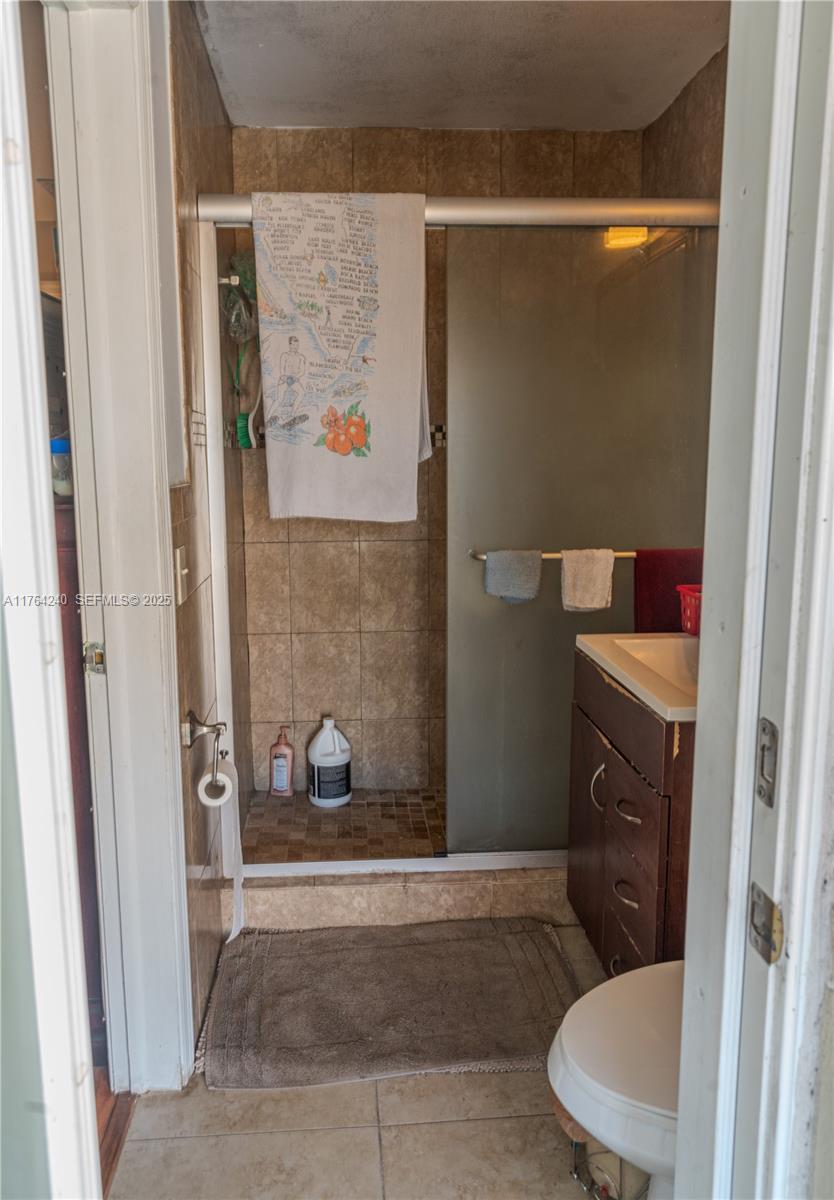 315 Southwest 12th Avenue Boynton Beach, FL 33435 - Photo 25 of 37 a bathroom with a toilet and shower