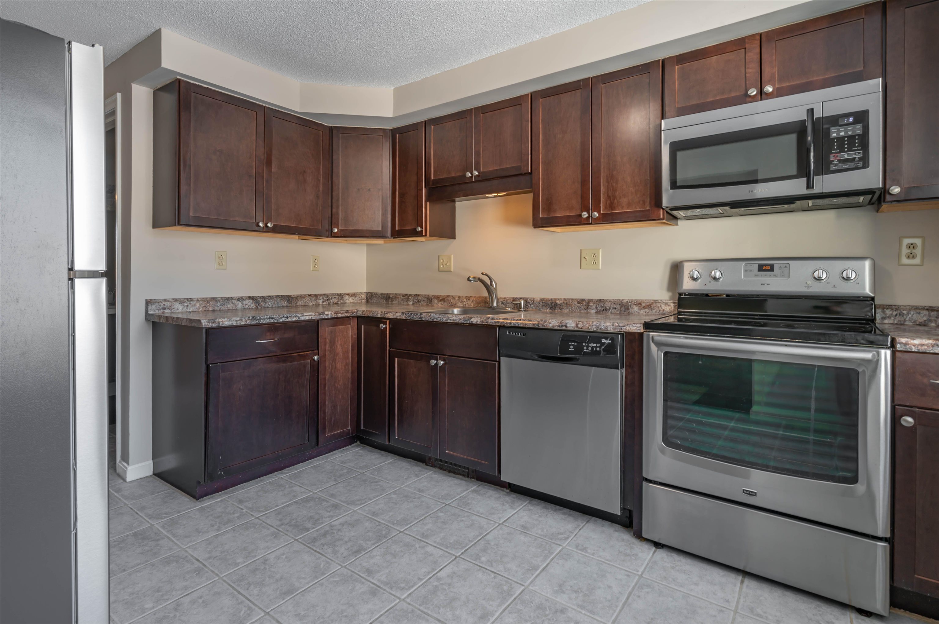 15 Aspen Lane Merrimack, NH 03054 - Photo 2 of 25