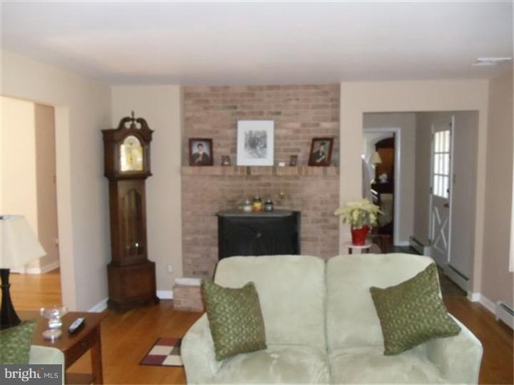 990 Apple Road Quakertown, PA 18951 - Photo 8 of 16 Living Room