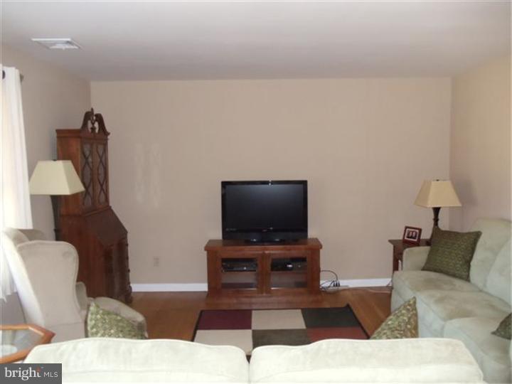 990 Apple Road Quakertown, PA 18951 - Photo 9 of 16 Living Room