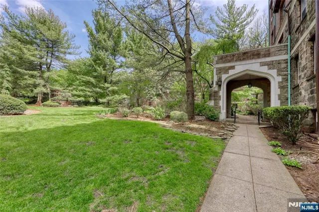 $2,295 | 100 East Palisade Avenue, Unit D34, Englewood, NJ 07631