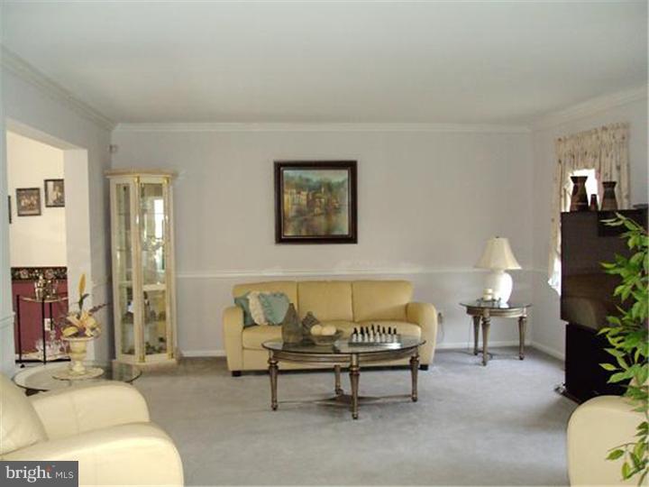 65 Penn Road Voorhees, NJ 08043 - Photo 4 of 22 Living Room