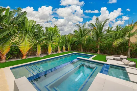 $11,495,000 | 2355 Meridian Avenue, Miami Beach, FL 33140