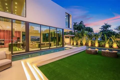 $11,495,000 | 2355 Meridian Avenue, Miami Beach, FL 33140