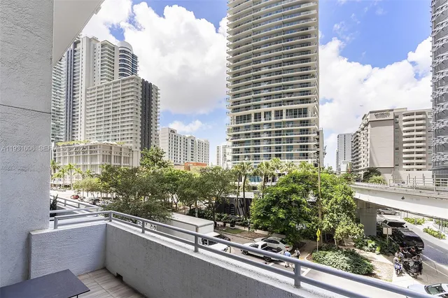 $3,200 | 1050 Brickell Avenue, Unit 212, Miami, FL 33131