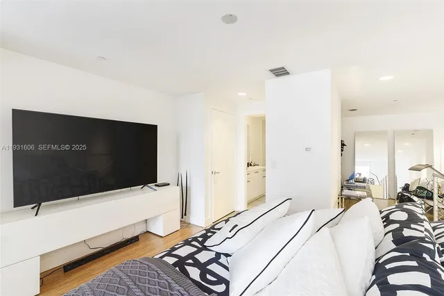 $3,200 | 1050 Brickell Avenue, Unit 212, Miami, FL 33131