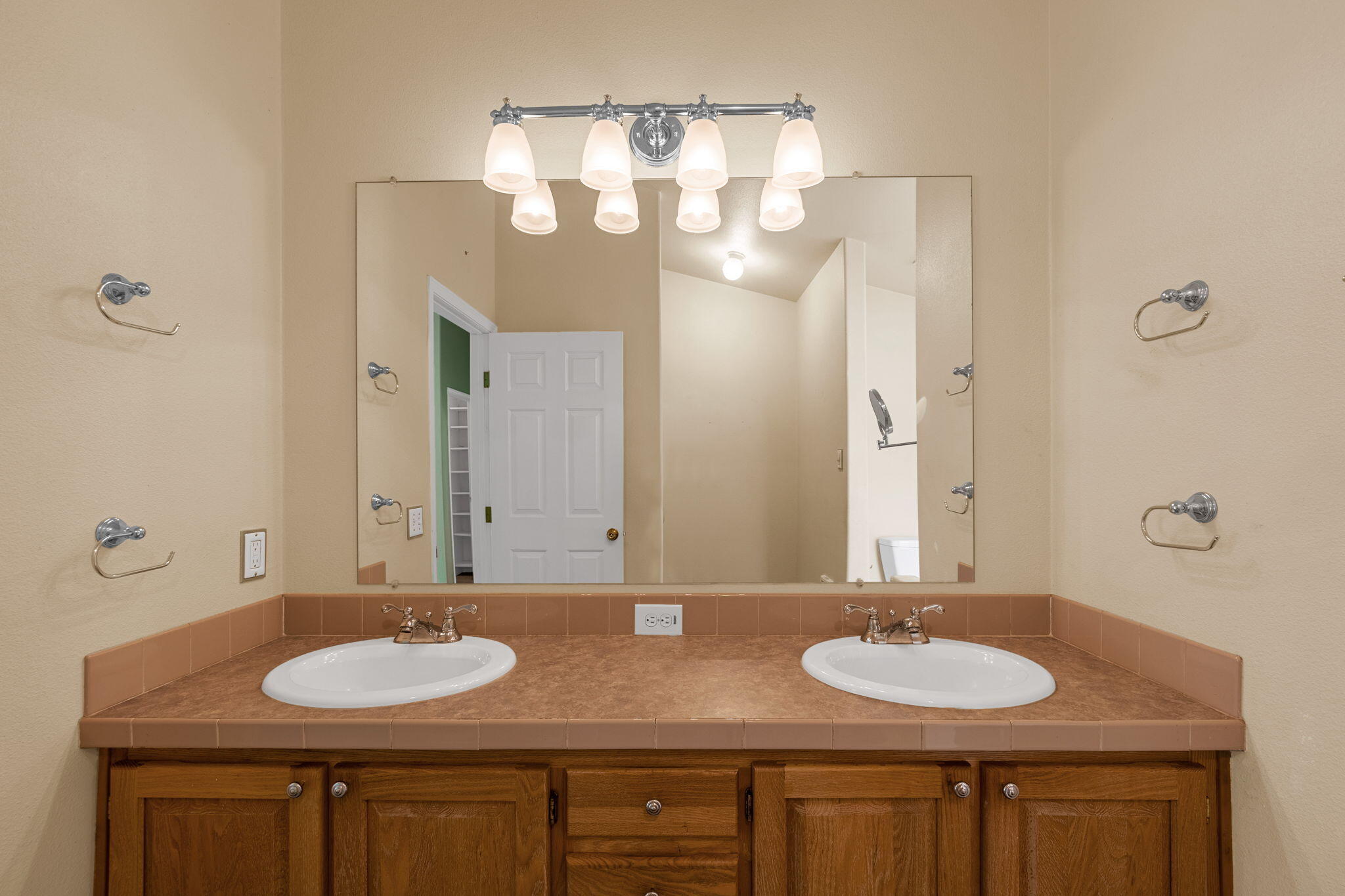 55870 Blue Eagle Road Bend, OR 97707 - Photo 17 of 41 Primary bathroom