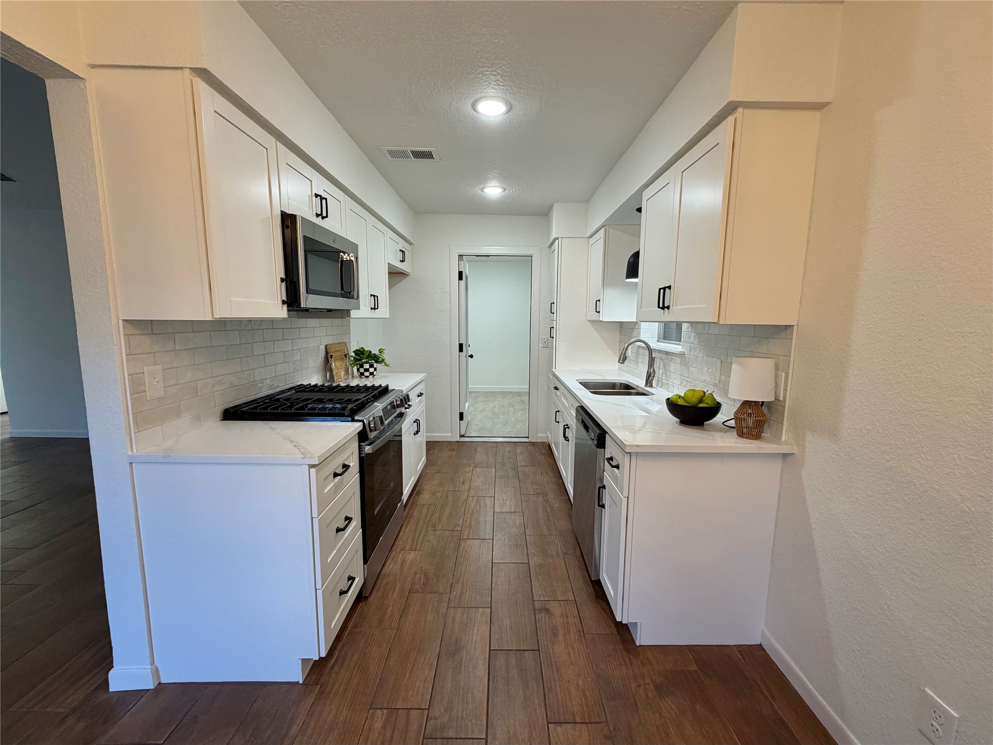 1017 Crossing Road Angleton, TX 77515 - Photo 11 of 35