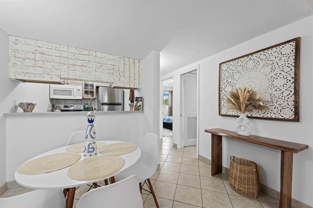 1000 Southeast 15th Street, Unit 103 Fort Lauderdale, FL 33316 - Photo 4 of 15 a dining room with furniture and window