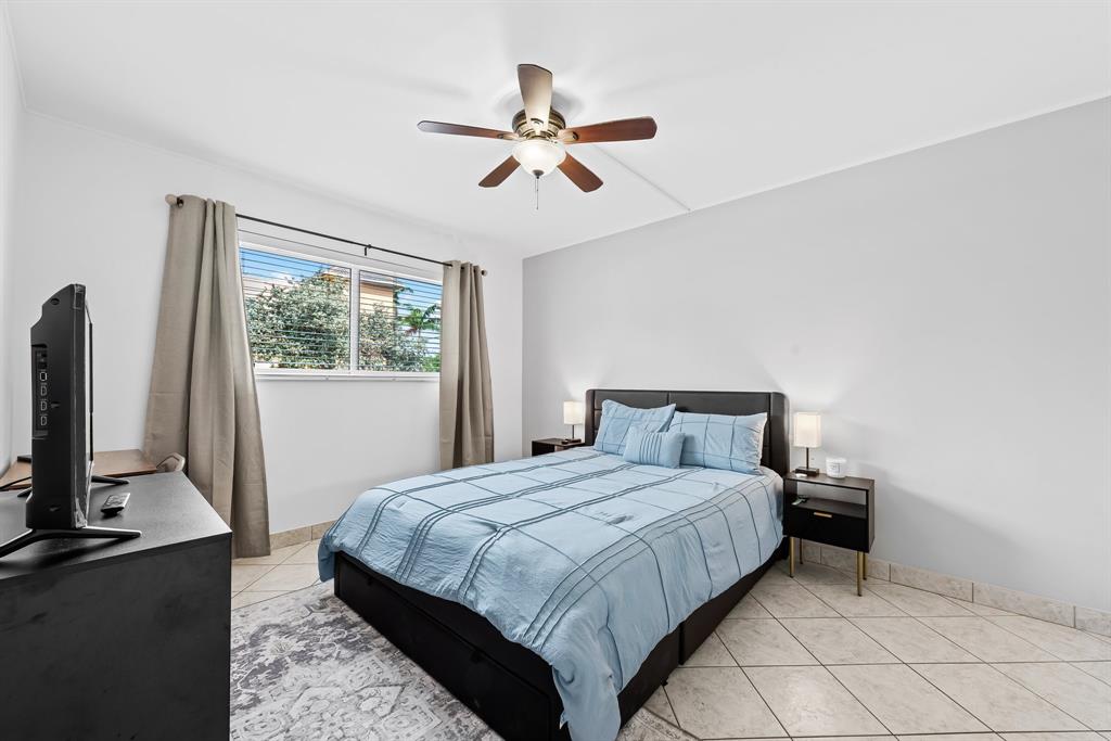 1000 Southeast 15th Street, Unit 103 Fort Lauderdale, FL 33316 - Photo 10 of 15 a bedroom with a bed and a flat tv screen on the dresser
