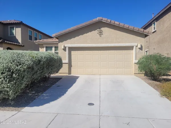$1,800 | 8042 South Dolphin Way, Tucson, AZ 85756