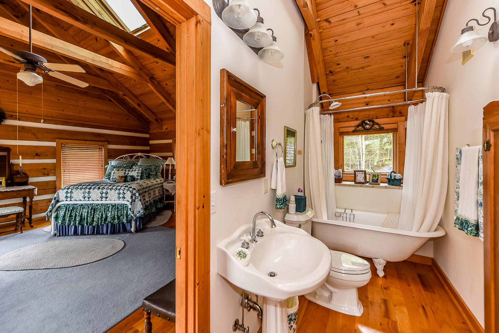 155 Tommy Pack Road Townsend, TN 37882 - Photo 26 of 36 Full bath between upstairs bedrooms