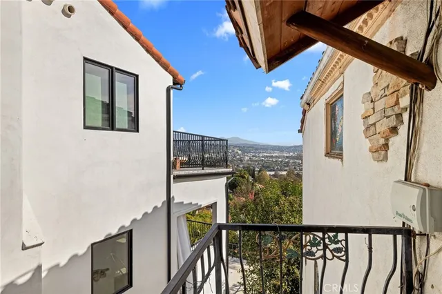 a view of a fountain in the backyard of a house