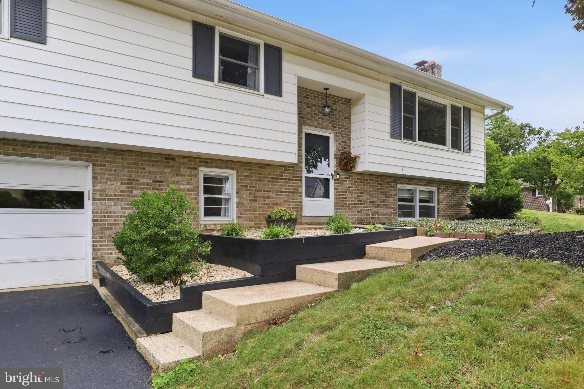 137 Ridgefield Drive York, PA 17403 - Photo 3 of 41 Well manicured front elevation