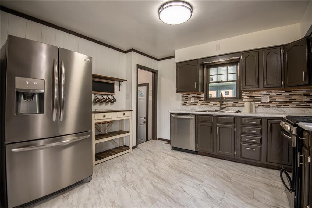 860 North Keel Ridge Road Hermitage, PA 16148 - Photo 3 of 24 Gallery Image 3