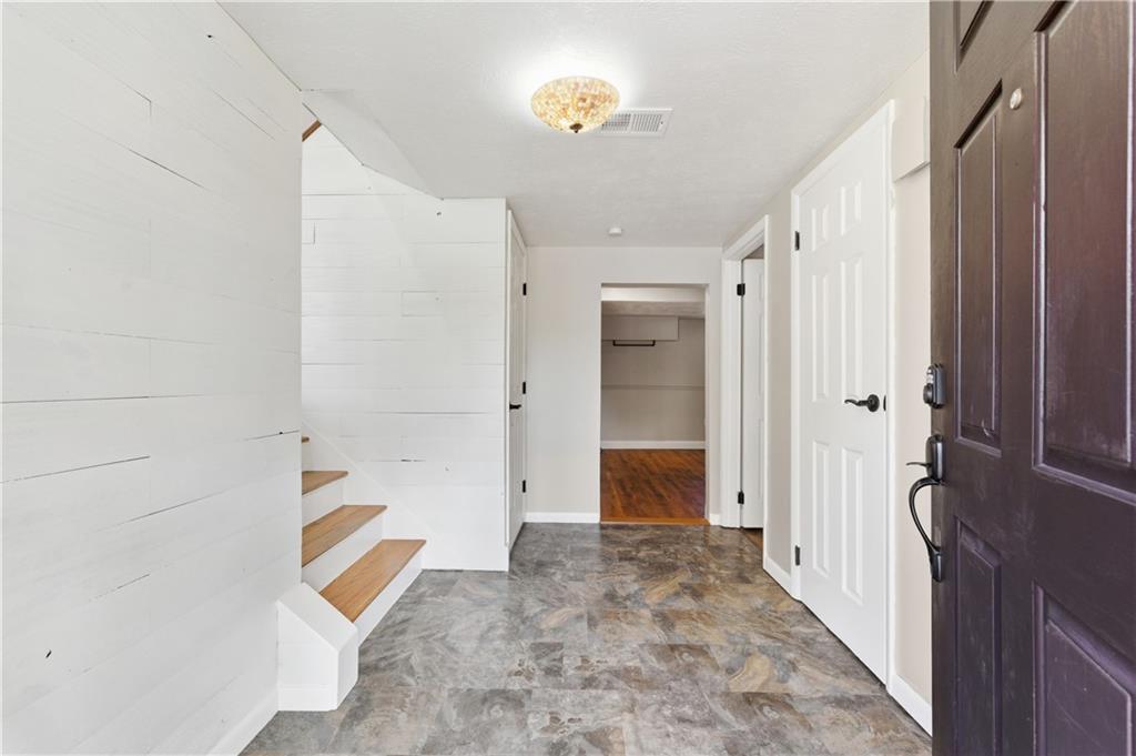 174 North Jamestown Road Coraopolis, PA 15108 - Photo 3 of 27