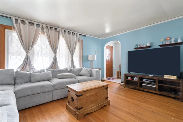 $324,900 | 10833 South Ave M, Chicago, IL 60617