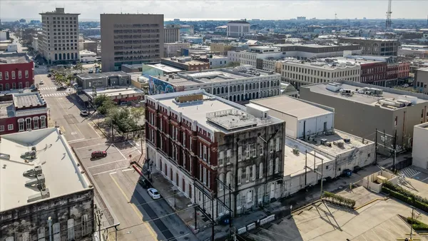 $2,495 | 2206 Strand, Unit 302, Galveston, TX 77550