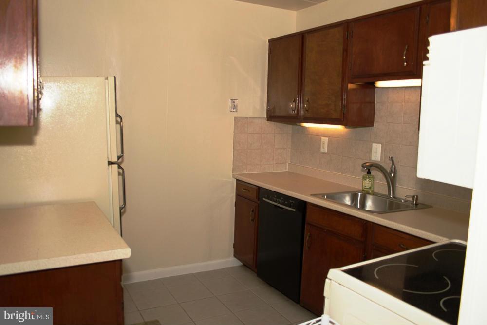 6270 Edsall Road, Unit 304 Alexandria, VA 22312 - Photo 8 of 25 Kitchen