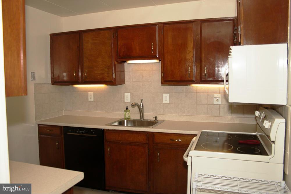 6270 Edsall Road, Unit 304 Alexandria, VA 22312 - Photo 9 of 25 Kitchen