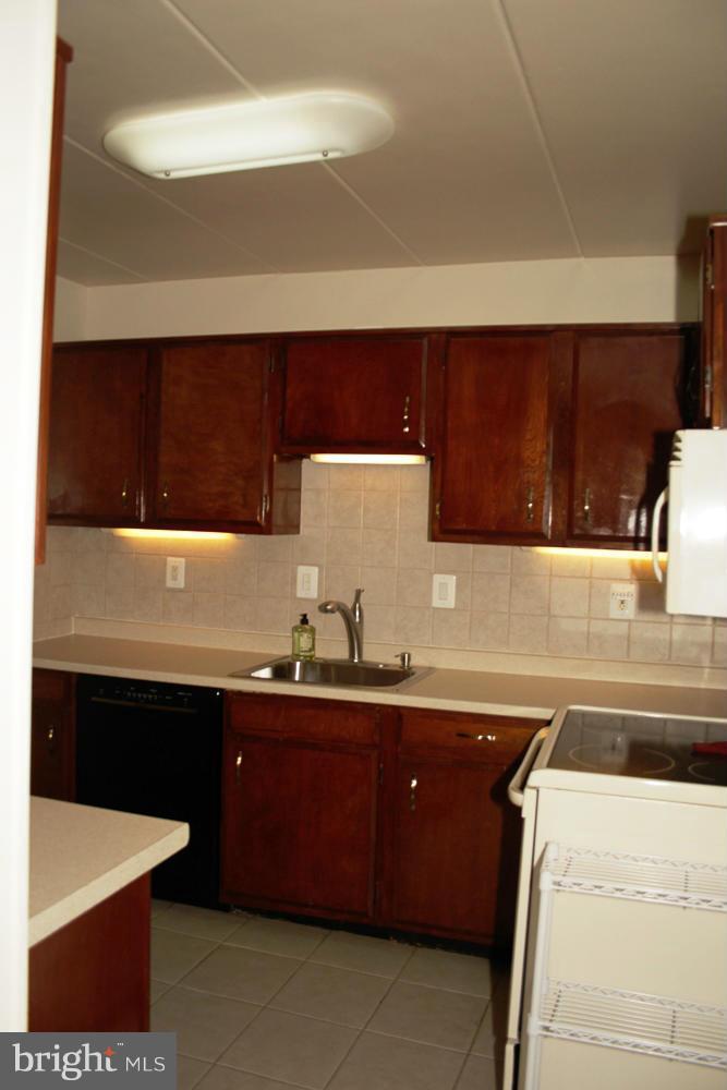 6270 Edsall Road, Unit 304 Alexandria, VA 22312 - Photo 10 of 25 Kitchen
