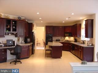 558 Exeter Court Ambler, PA 19002 - Photo 3 of 6 Gallery Image 3