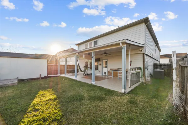 a view of a house with backyard and porch