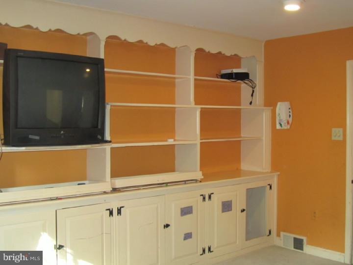 124 Parkview Road Cheltenham, PA 19012 - Photo 11 of 25 Family Room