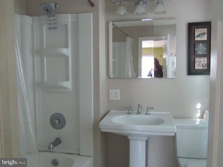 124 Parkview Road Cheltenham, PA 19012 - Photo 14 of 25 Bathroom