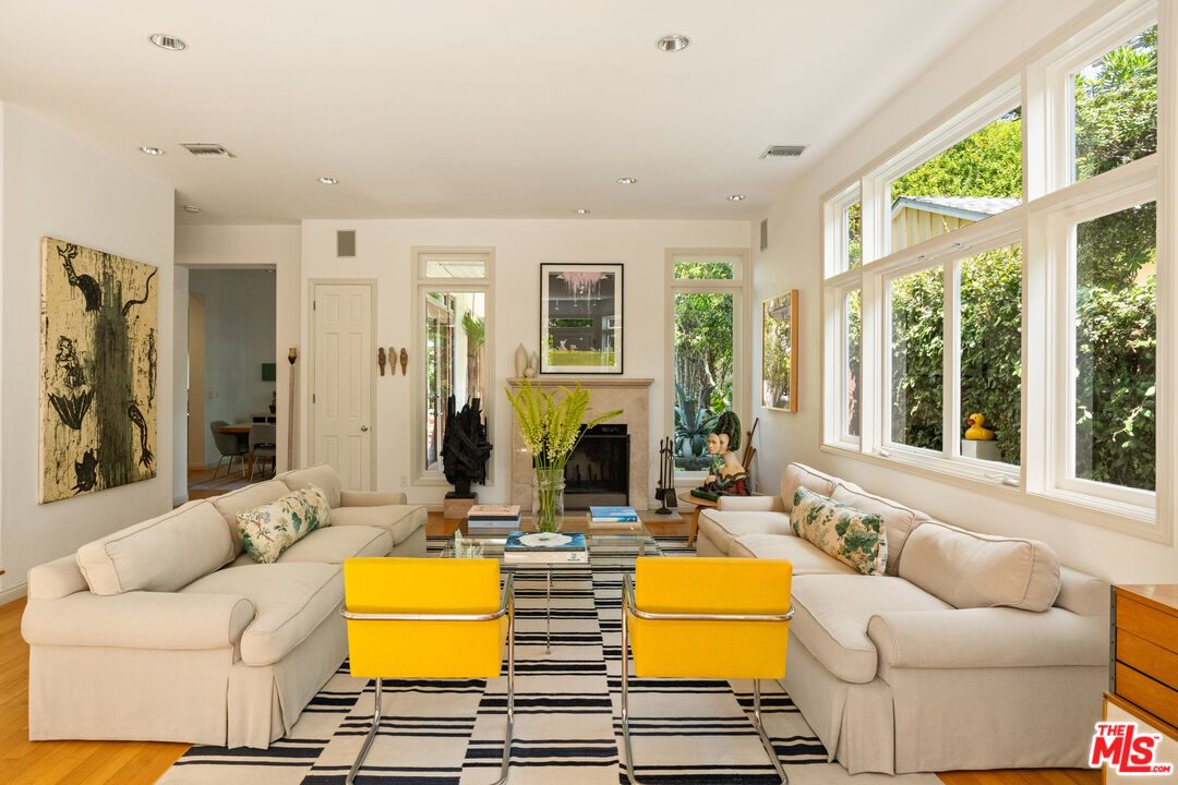 454 Sycamore Road Santa Monica, CA 90402 - Photo 3 of 32