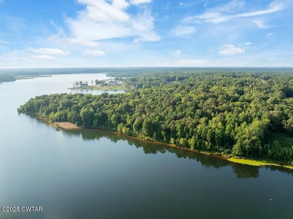a view of a lake with houses in back