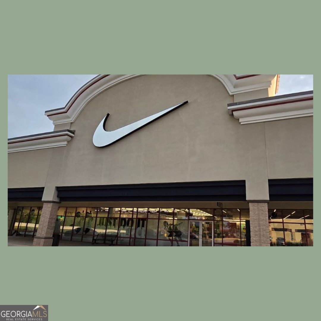 0 H D H D R Drive Commerce, GA 30529 - Photo 10 of 28 a view of a living room with furniture