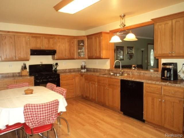 2445 Beach Road Port Huron, MI 48060 - Photo 7 of 27 BEACH RD 028.JPG