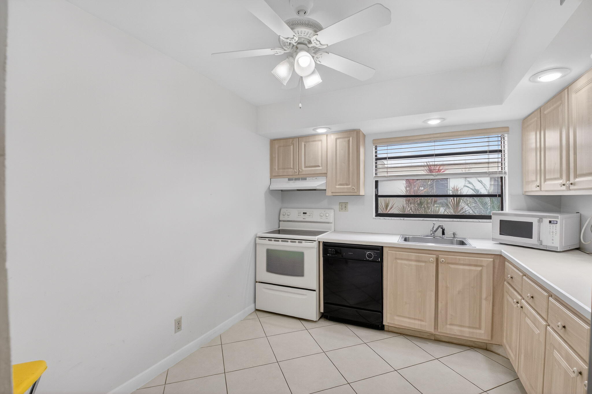 136 Capri B Delray Beach, FL 33484 - Photo 9 of 42 Kitchen