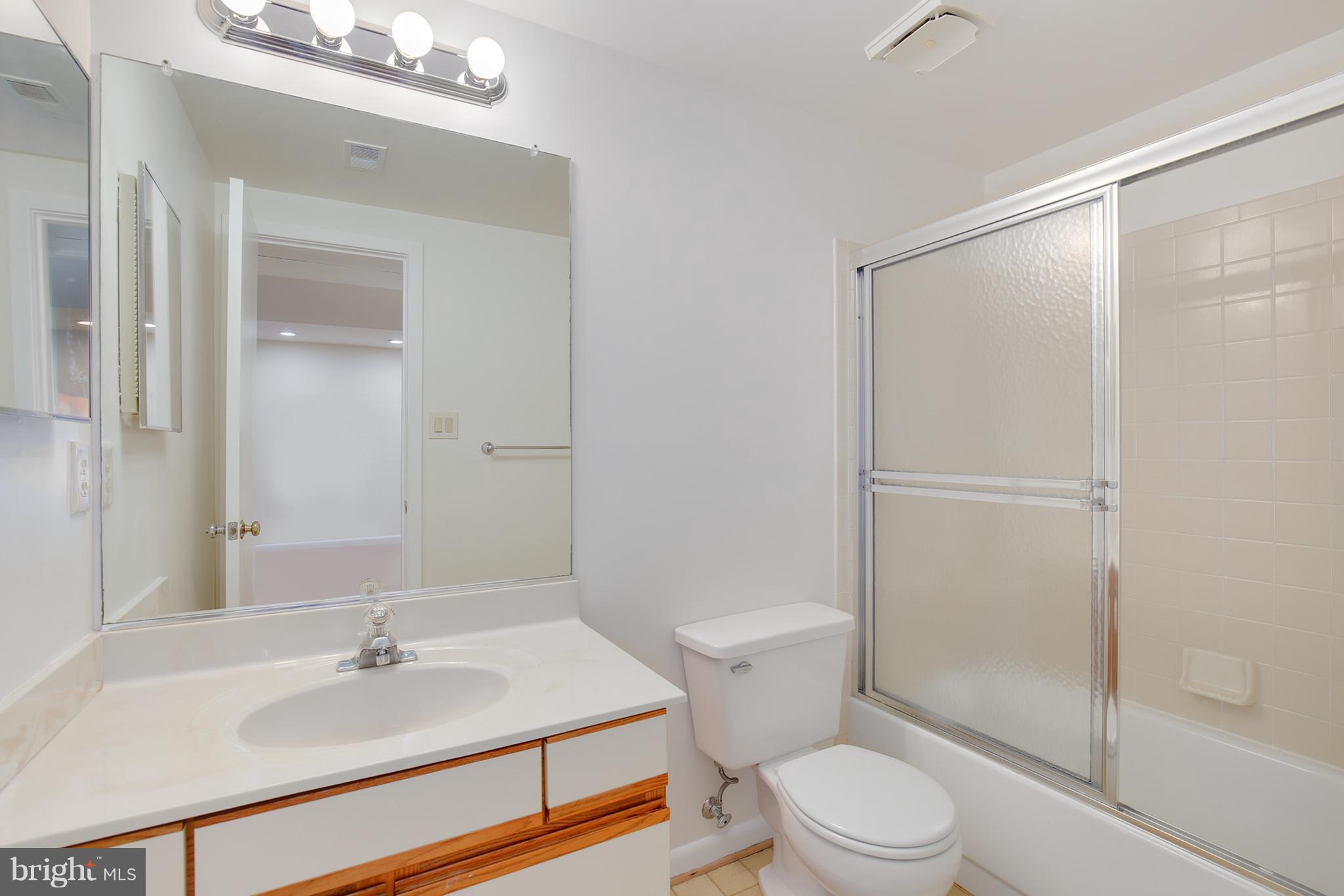 11923 State Rte 4707 Reston, VA 20191 - Photo 25 of 30 Bath