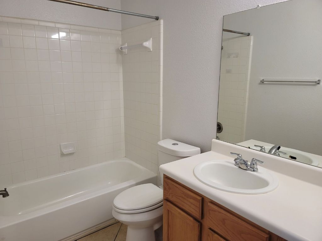 707 Windledge Drive Austin, TX 78745 - Photo 17 of 25 a bathroom with a sink toilet and a bathtub