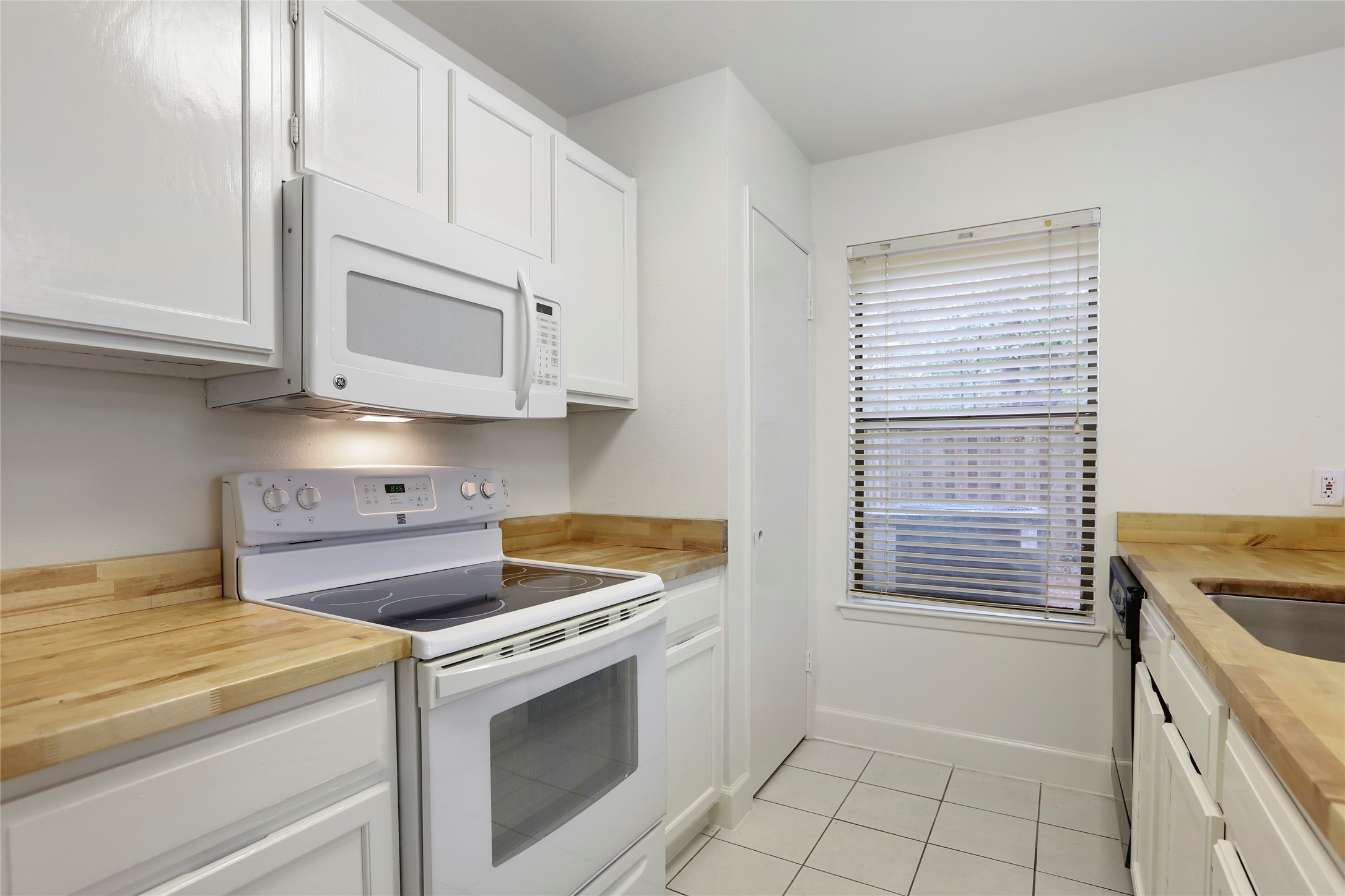 28 Sawmill Grove Lane Spring, TX 77380 - Photo 13 of 30 a view of kitchen and sink