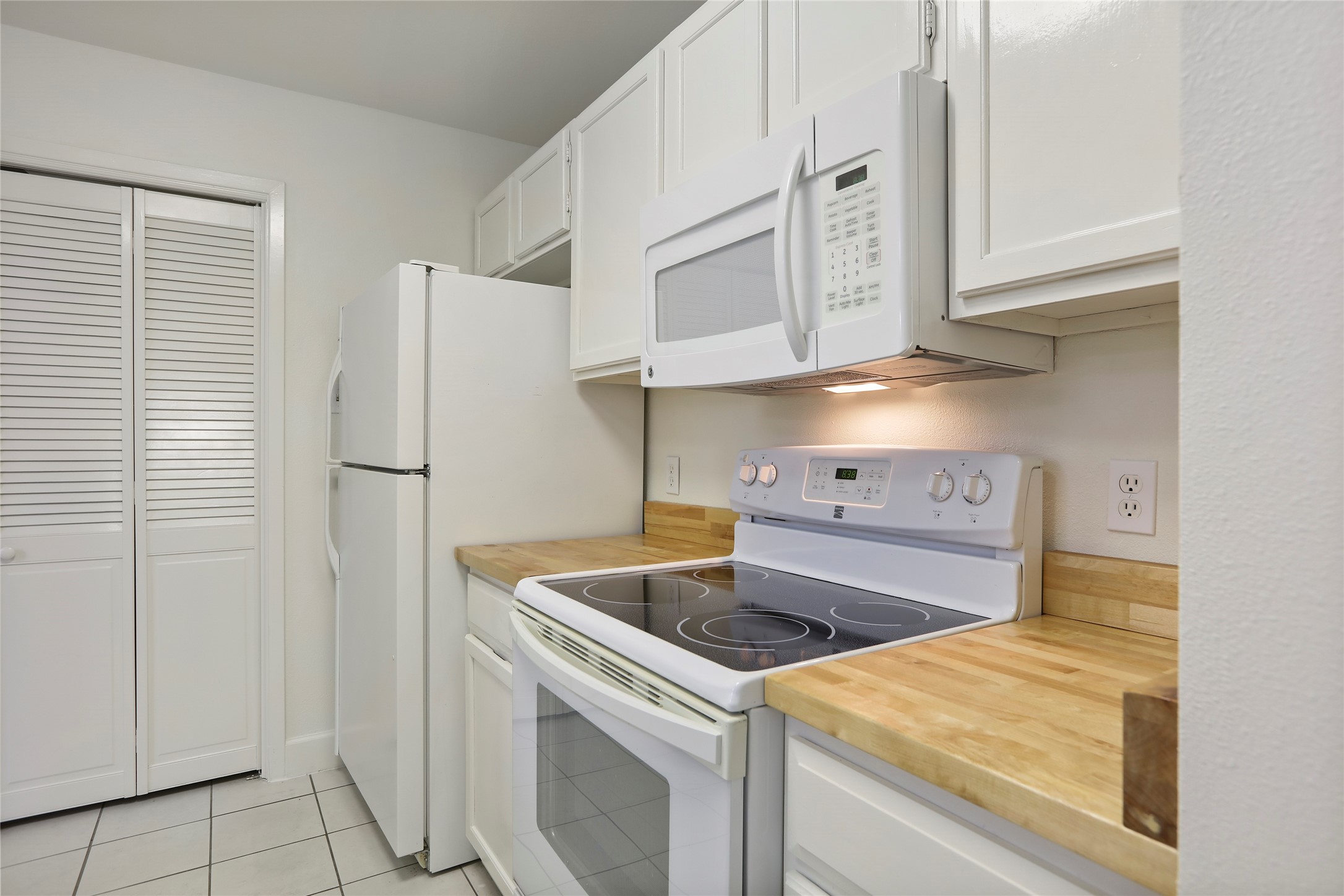 28 Sawmill Grove Lane Spring, TX 77380 - Photo 14 of 30 a kitchen with stainless steel appliances granite countertop white cabinets and a refrigerator