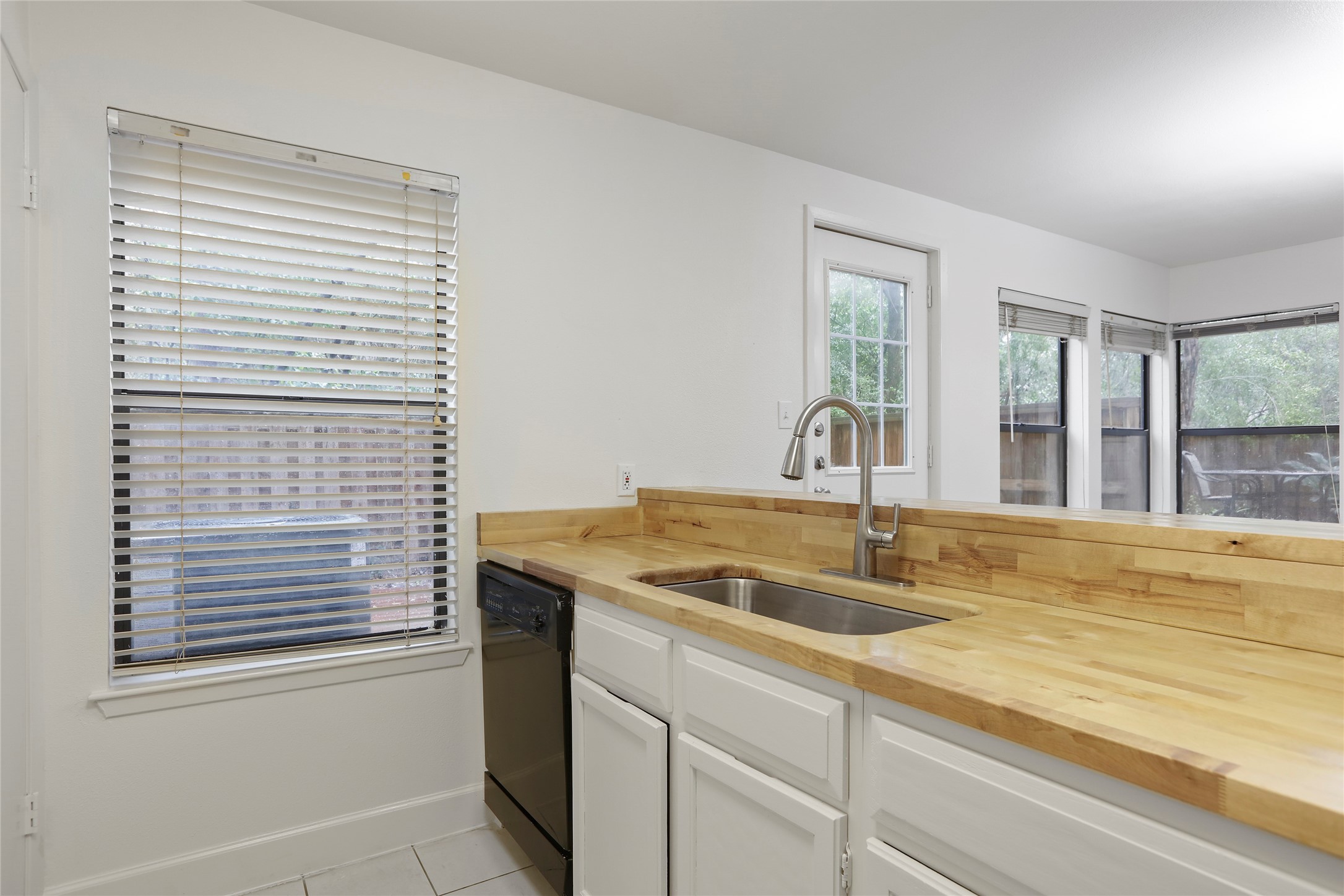 28 Sawmill Grove Lane Spring, TX 77380 - Photo 15 of 30 a kitchen with a sink and a window