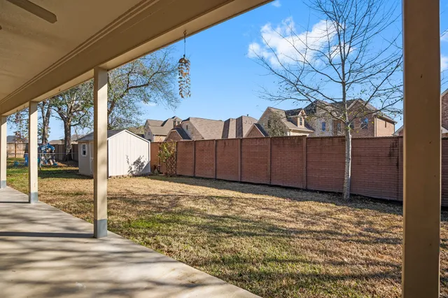 a view of a backyard