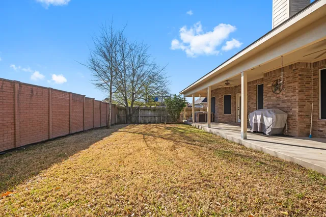 a view of backyard of the house