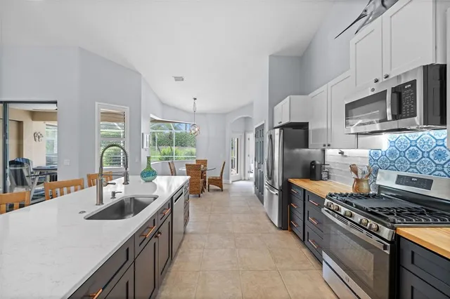 a view of a storage & utility room with washer and dryer