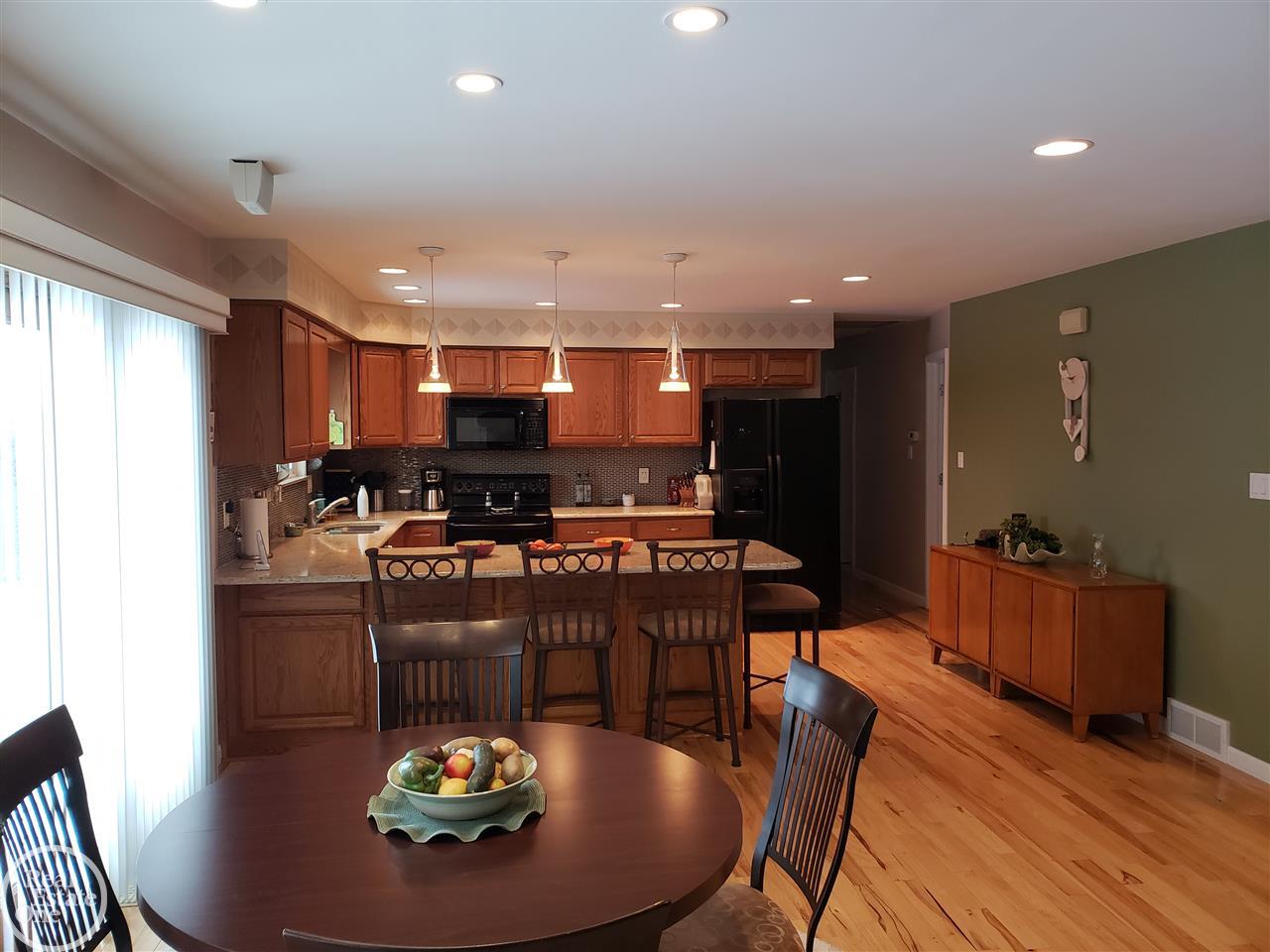 37984 Pointe Rosa Street Harrison Township, MI 48045 - Photo 14 of 33 31370813-13.JPG