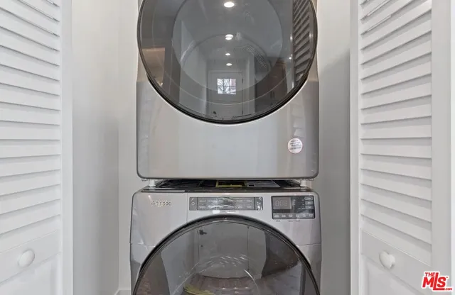a view of a livingroom with washer and dryer