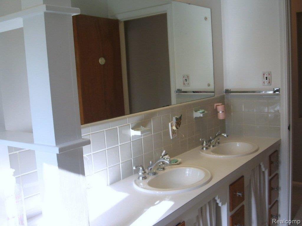3951 Amherst Road Royal Oak, MI 48073 - Photo 7 of 24 Clean! - Clean!