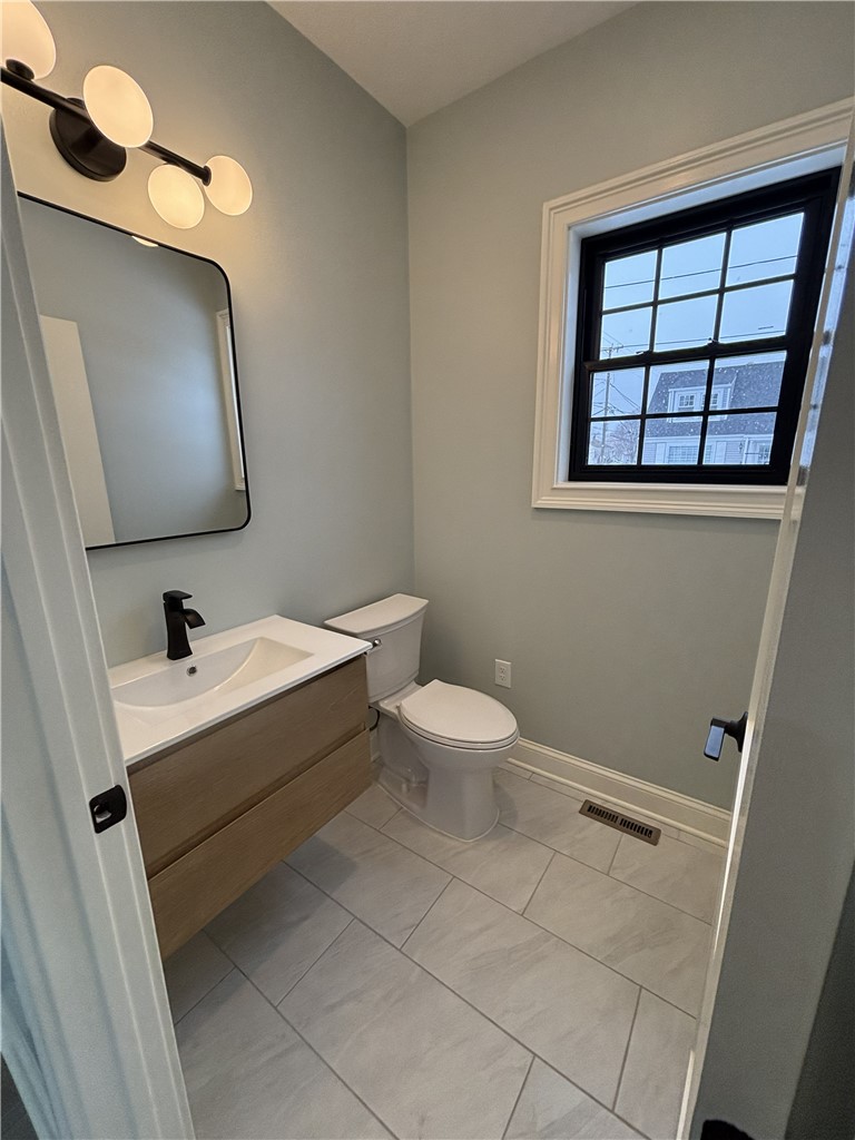 38 Ashburne Street Pawtucket, RI 02861 - Photo 4 of 23