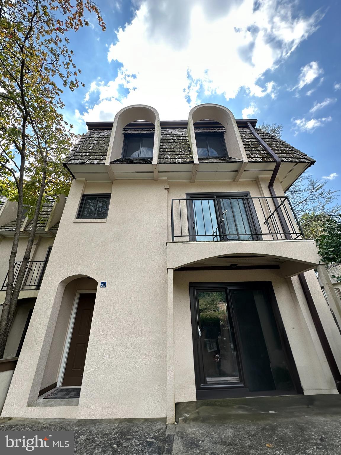 1635 Valencia Way Reston, VA 20190 - Photo 3 of 38