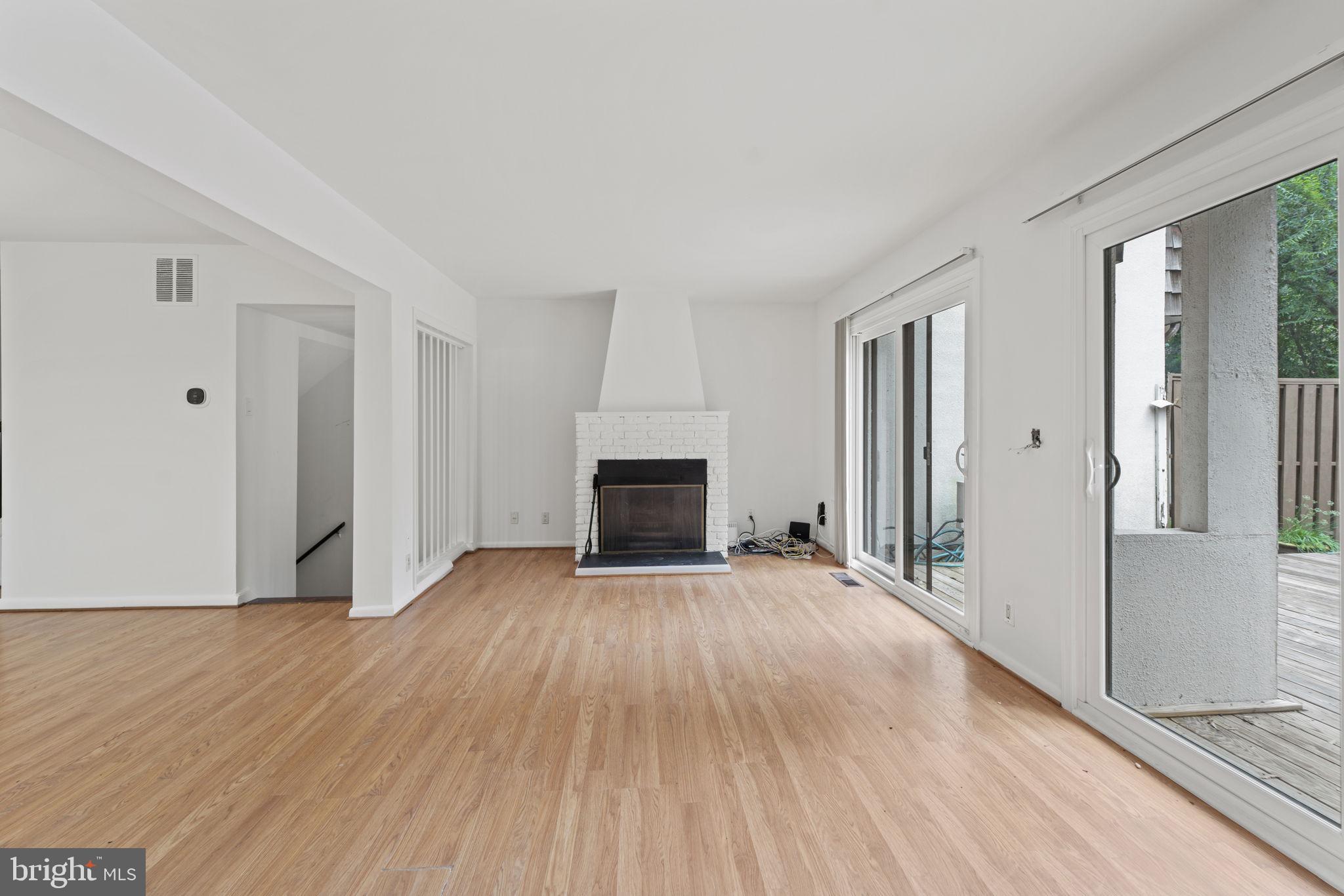 1635 Valencia Way Reston, VA 20190 - Photo 4 of 38